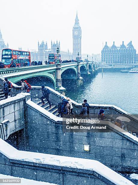 commuters using westminster bridge in the snow - london winter stockfoto's en -beelden