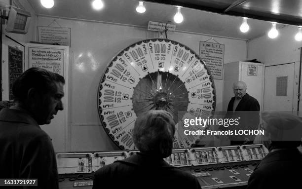 Stand, roue de la fortune de la Loterie nationale le 6 décembre 1975 à Paris.