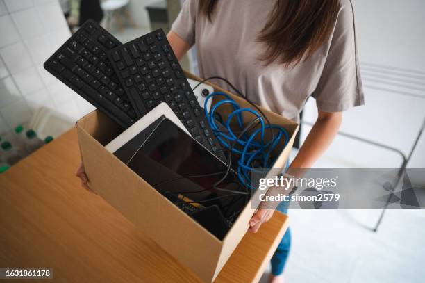 attivismo ambientale a casa: donna con rifiuti elettronici - attrezzatura elettronica foto e immagini stock