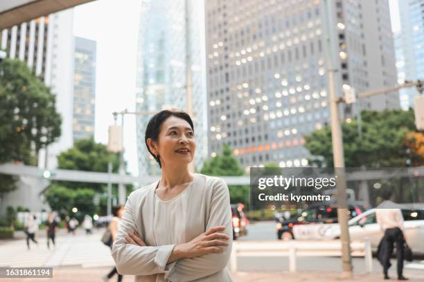 portrait d’une femme d’affaires d’âge moyen levant les yeux - seulement des femmes dâge moyen photos et images de collection