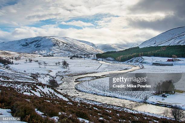 river dee valley in snow, scotland - grampian scotland photos et images de collection