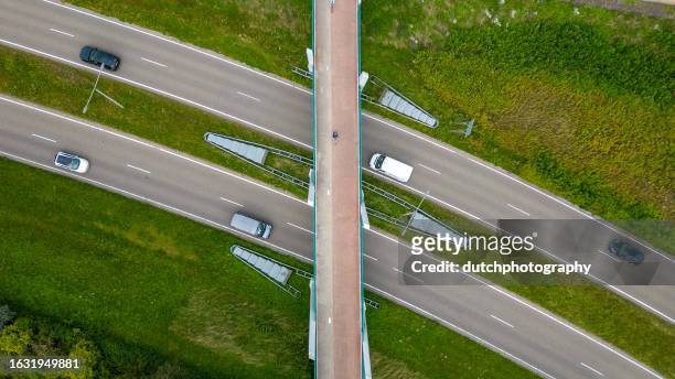 オランダのアメルスフォールトにあるマルチレベルの高速道路と自転車橋の交差点の空中写真 - luchtfoto ストックフォトと画像
