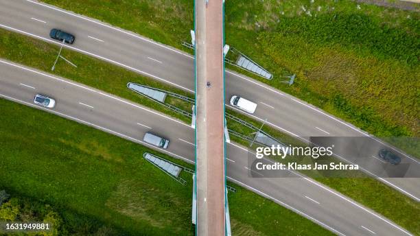 luchtfoto van een multi-level snelweg en fietsbrug overgang bij amersfoort, nederland - amersfoort netherlands stock pictures, royalty-free photos & images