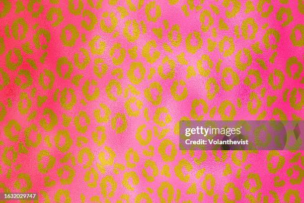animal print pattern on pink glitter backgrond - patrón de leopardo fotografías e imágenes de stock