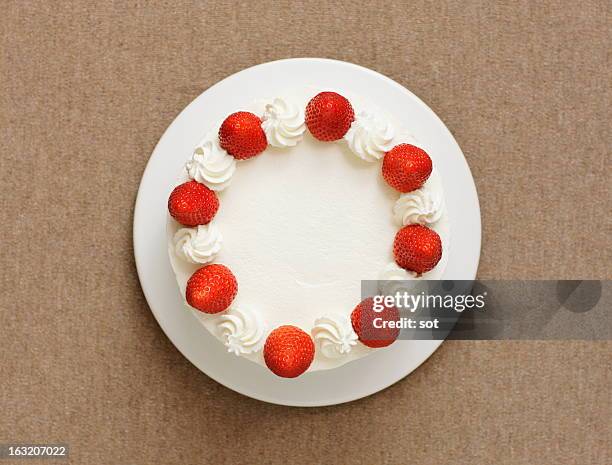 strawberry cake,aerial view - schlagsahne stock-fotos und bilder