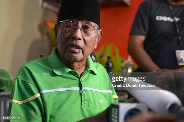 Self-proclaimed Sultan of Sulu Jamalul Kiram III speaks during a press conference at his house on March 6, 2013 in Taguig, Philippines. Fighting has...