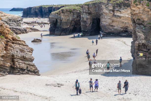 rock formations at "la playa de las catedrales" in ribadeo, province of lugo - quartzite stock pictures, royalty-free photos & images