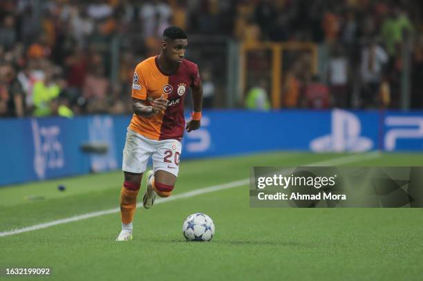 Tete of Galatasaray runs with the ball during the UEFA Champions League play-offs second leg match between Galatasaray and Molde Fk at Ali Sami Yen...