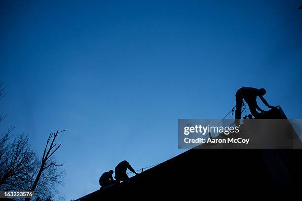 roofers - dakdekker stockfoto's en -beelden