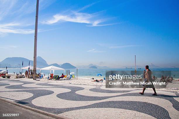 the main boarwalk running along copacabana - praia de copacabana imagens e fotografias de stock