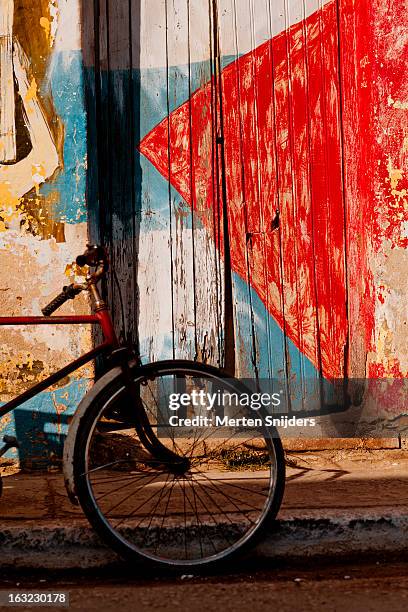 bicycle outside old door in cuban style - cuba sancti spíritus stock pictures, royalty-free photos & images