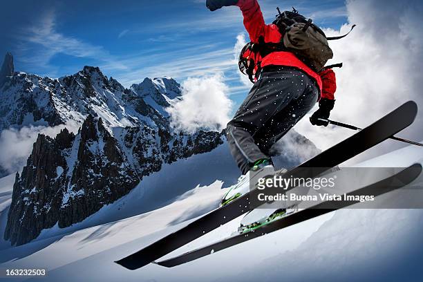 skier in the mont blanc region - chamonix - fotografias e filmes do acervo