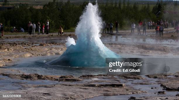 gayser in iceland - reiseroute golden circle stock-fotos und bilder