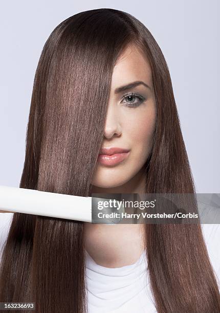 beauty with dark, smooth and long hair - esticador de cabelo imagens e fotografias de stock