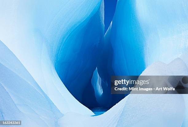 icebergs and ice formations in the antarctic. a large fissure or hole in the centre of a block of ice, with smooth sides. - crevasse fotografías e imágenes de stock