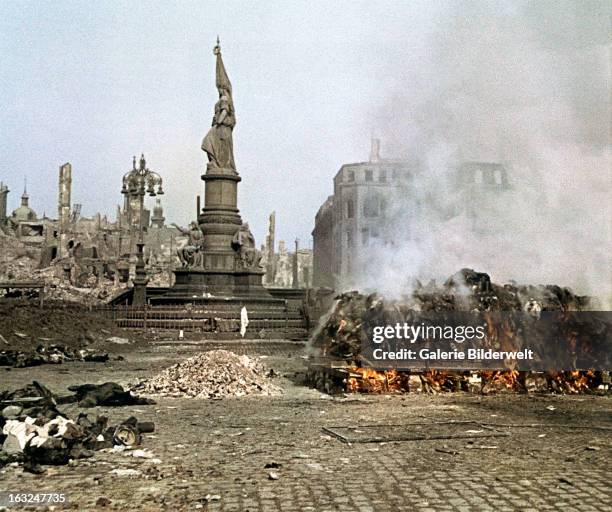 Dead bodies are burned at the Altmarkt near the Victory Monument . 25th February 1945.In four raids between February 13th and 15th bombers of the...