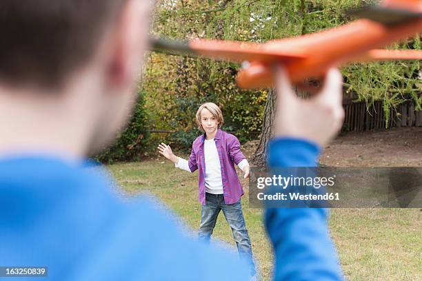 germany, leipzig, father and son playing with model airplane - toy airplane stock-fotos und bilder