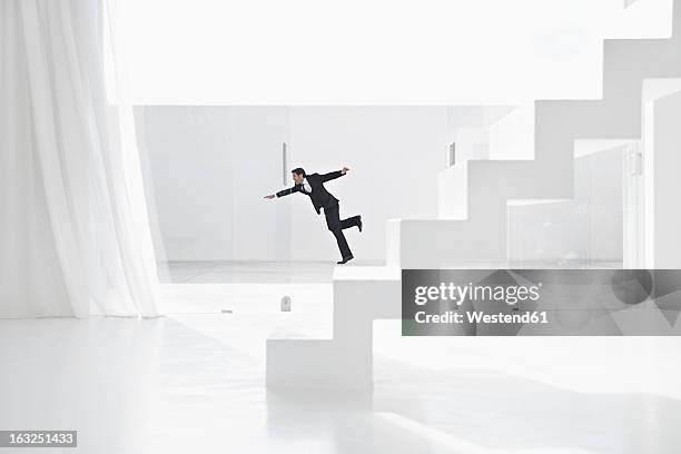 spain, businessman falling down from ladders - tropeçando caindo - fotografias e filmes do acervo