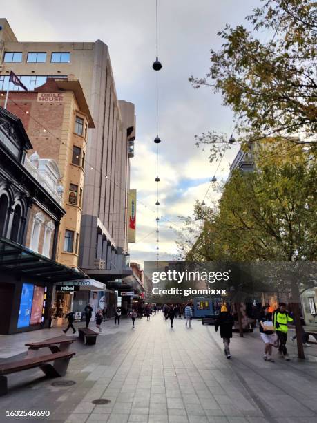 personas caminando en rundle mall, adelaida, australia del sur - shopping mall adelaide fotografías e imágenes de stock