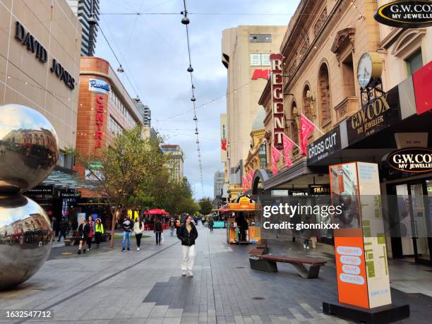 personas caminando en rundle mall, adelaida, australia del sur - shopping mall adelaide fotografías e imágenes de stock