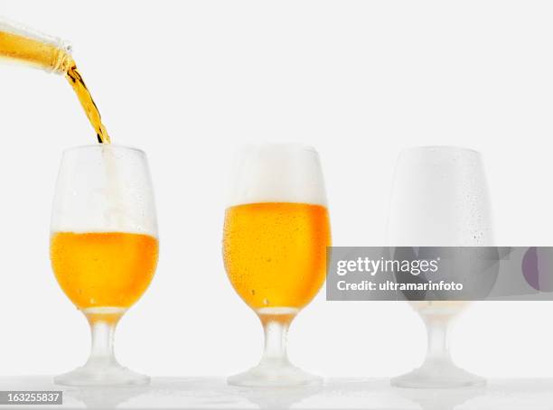 bier gießen in glas - beer pour stock-fotos und bilder