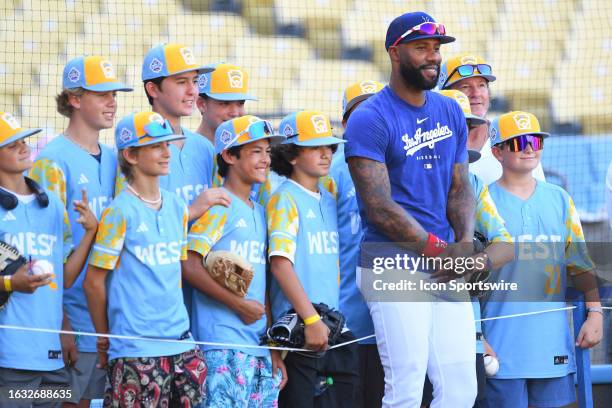 Los Angeles Dodgers Outfield Jason Heyward poses for a picture with members of the Little League World Series Champions El Segundo team during...