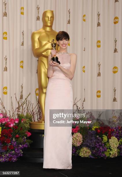 Anne Hathaway poses in the press room the 85th Annual Academy Awards at Dolby Theatre on February 24, 2013 in Hollywood, California.