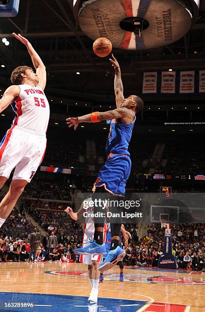 Smith of the New York Knicks goes to the basket against Viacheslav Kravtsov of the Detroit Pistons during the game between the Detroit Pistons and...