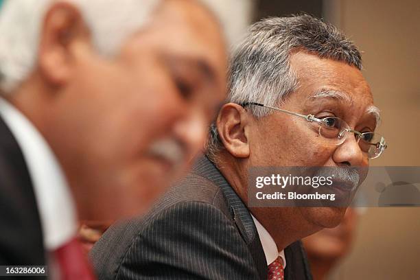 Shamsul Azhar Abbas, chief executive officer of Petroliam Nasional Bhd. , right, attends a news conference in Kuala Lumpur, Malaysia, on Thursday,...