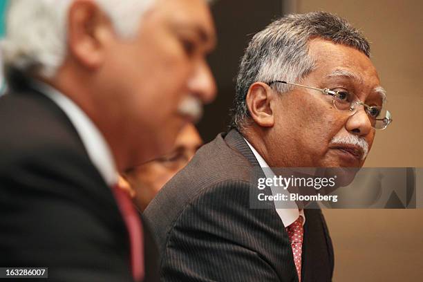 Shamsul Azhar Abbas, chief executive officer of Petroliam Nasional Bhd. , right, attends a news conference in Kuala Lumpur, Malaysia, on Thursday,...