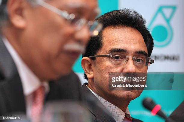 Wan Zulkiflee Wan Ariffin, chief operating officer of Petroliam Nasional Bhd. , right, and Shamsul Azhar Abbas, chief executive officer of Petronas,...