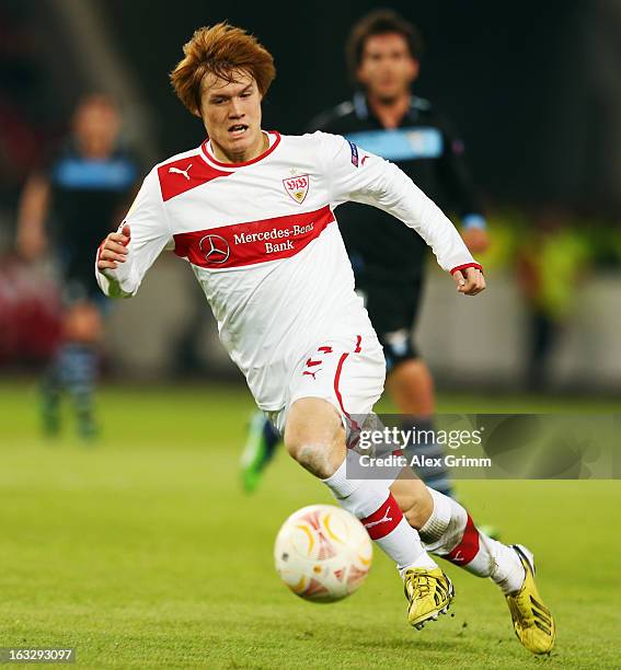 Gotoku Sakai of Stuttgart controles the ball during the UEFA Europa League round of 16 first leg match between VfB Stuttgart and Lazio at...