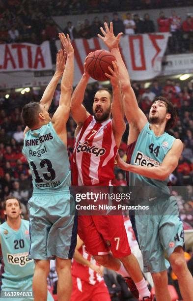 Vassilis Spanoulis of Olympiacos Piraeus competes with Sarunas Jasikevicius and Ante Tomic of FC Barcelona Regal during the 2012-2013 Turkish...