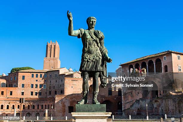 caesar bronze statue in roman forum, rome, italy - fórum romano imagens e fotografias de stock