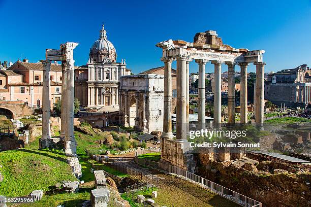 roman forum, arch san severus and temple of saturn - fórum romano imagens e fotografias de stock