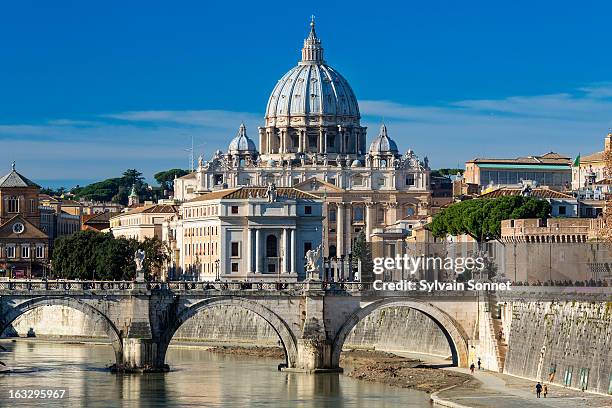 rome, st. peter's basilica seen over river tiber - rome photos et images de collection