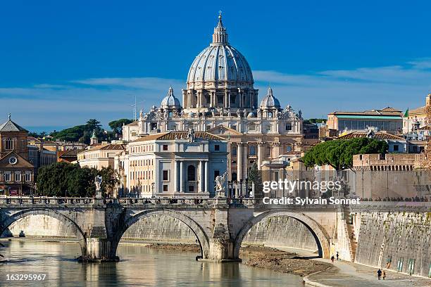 rome, st. peter's basilica  seen over river tiber - basilican church stock pictures, royalty-free photos & images