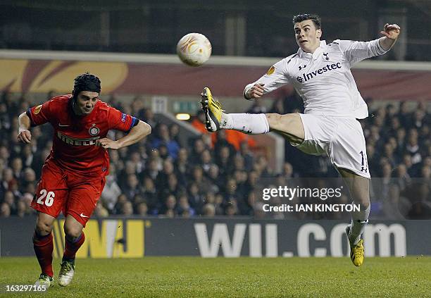 Tottenham Hotspur's Welsh footballer Gareth Bale stretches for the ball against Inter Milan's Romanian defender Christian Chivu during a UEFA Europa...