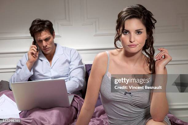 couple in bed - couple ignore stock-fotos und bilder