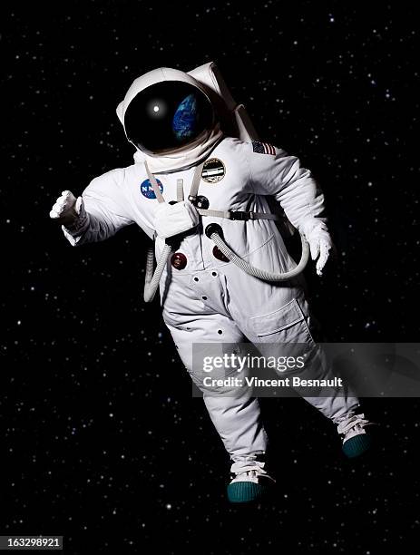 cosmonaut in space - in der luft schwebend stock-fotos und bilder