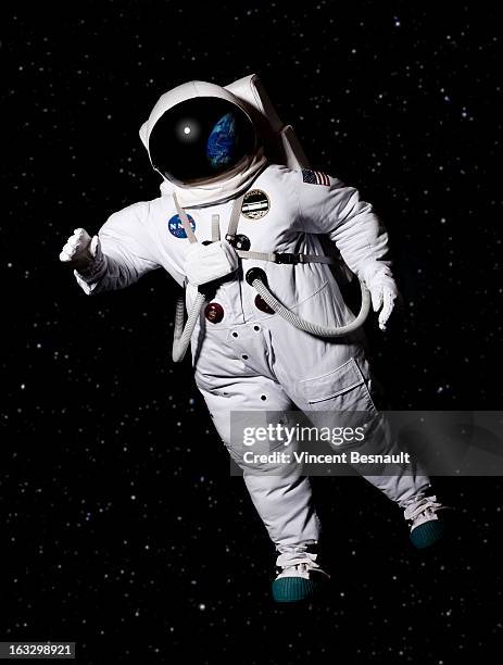 cosmonaut in space - cosmonaut stockfoto's en -beelden