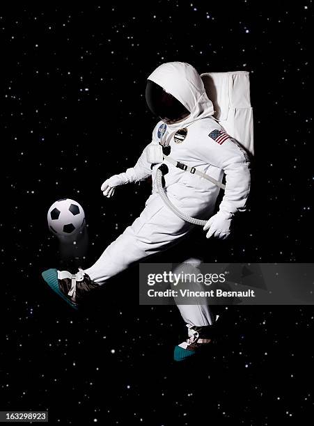 cosmonaut in space - weltraumforschung stock-fotos und bilder