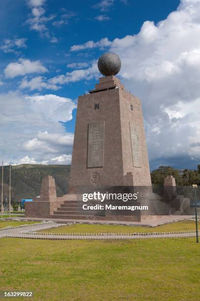 "mitad del mundo" equator line passage monument - äquator stock-fotos und bilder