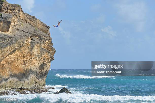 cliff diving in kauai, hawaii, usa - klippenspringen stock-fotos und bilder