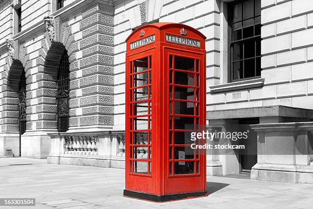 red english telephone box london - telephone booth stockfoto's en -beelden