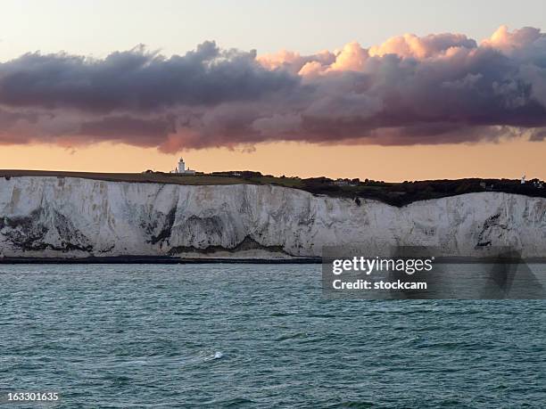 bianche scogliere di dover, nel kent, inghilterra - bianche scogliere di dover foto e immagini stock