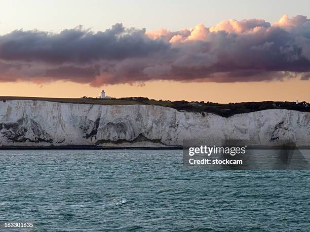 white cliffs of dover in kent england - white cliffs of dover stock pictures, royalty-free photos & images