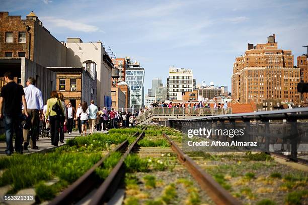 new york's high line park - high line stock pictures, royalty-free photos & images