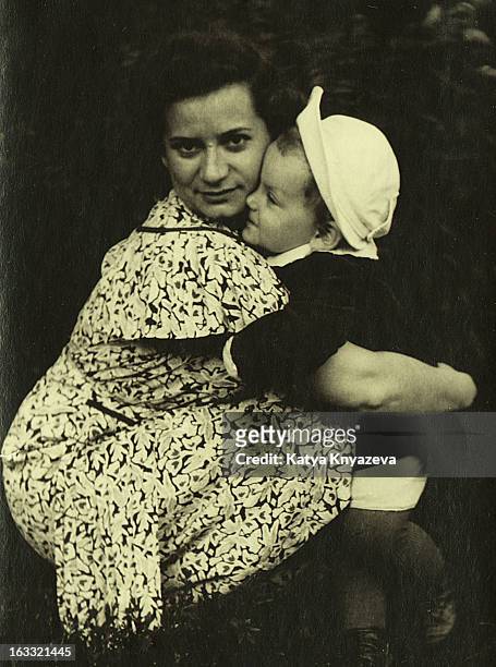 1950s family portrait mother and daughter - baby booties 個照片及圖片檔