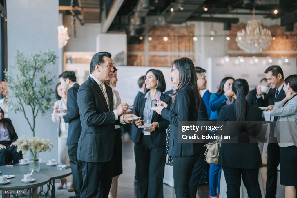 Asiatische multiethnische Geschäftsleute unterhalten sich während einer Kaffeepause in der Seminar-Business-Konferenz